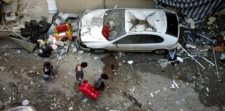 Líbano cuenta a sus muertos en medio del caos y recibe al presidente Macron