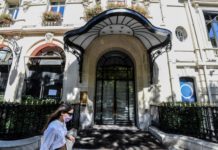 Mascarilla obligatoria en París por el coronavirus, que llega a cinco millones de casos en EEUU