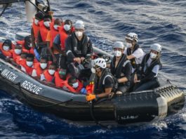 La isla italiana de Lampedusa, sumergida por la llegada de migrantes