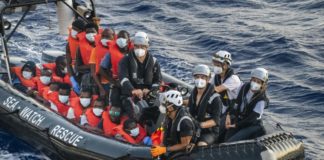 La isla italiana de Lampedusa, sumergida por la llegada de migrantes
