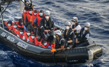 La isla italiana de Lampedusa, sumergida por la llegada de migrantes