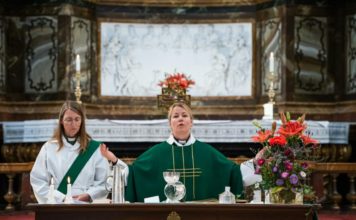 En Suecia, el sacerdote es una mujer