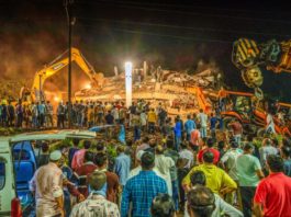 Al menos un muerto y decenas de personas atrapadas en derrumbe de edificio en India