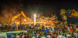 Al menos un muerto y decenas de personas atrapadas en derrumbe de edificio en India