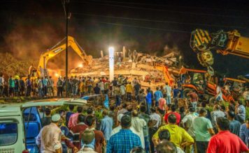 Al menos un muerto y decenas de personas atrapadas en derrumbe de edificio en India