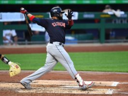 Santana comanda victoria de los Indios