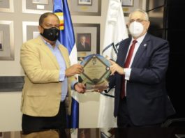 LIDOM entregó placa de reconocimiento al Ministro de Deportes Danilo Díaz