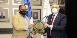 LIDOM entregó placa de reconocimiento al Ministro de Deportes Danilo Díaz