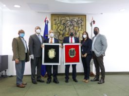 Colaboradores de la Tesorería Nacional reconocen al tesorero Alberto Perdomo Piña y al sub tesorero Conrado Peguero Martínez