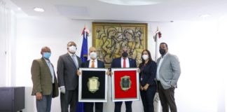 Colaboradores de la Tesorería Nacional reconocen al tesorero Alberto Perdomo Piña y al sub tesorero Conrado Peguero Martínez