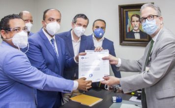 JCE recibe informe de gastos de campaña de Luis Abinader
