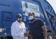 Vladimir Guerrero hace donación de camiones de basura al ayuntamiento de Nizao