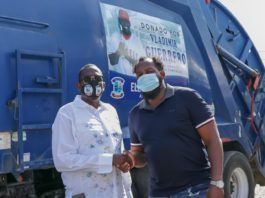 Vladimir Guerrero hace donación de camiones de basura al ayuntamiento de Nizao