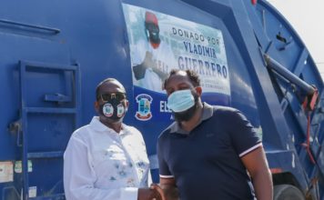 Vladimir Guerrero hace donación de camiones de basura al ayuntamiento de Nizao