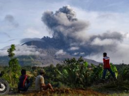 Alerta aérea en Indonesia tras nueva erupción del volcán Sinabung