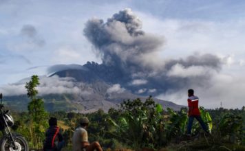 Alerta aérea en Indonesia tras nueva erupción del volcán Sinabung