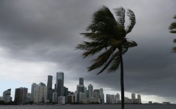 Florida se prepara para afrontar huracán Isaías