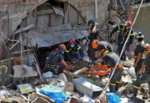Socorristas buscan supervivientes entre los escombros del puerto de Beirut