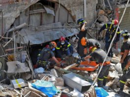 Socorristas buscan supervivientes entre los escombros del puerto de Beirut