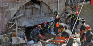 Socorristas buscan supervivientes entre los escombros del puerto de Beirut