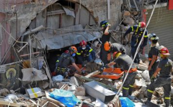 Socorristas buscan supervivientes entre los escombros del puerto de Beirut