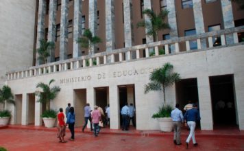 Educación evalúa daños en escuelas a causa de la tormenta Isaías