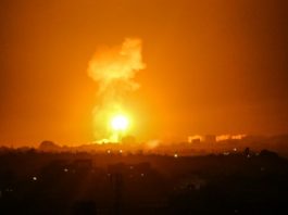 Israel bombardea Gaza en represalia a globos incendiarios
