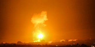 Israel bombardea Gaza en represalia a globos incendiarios
