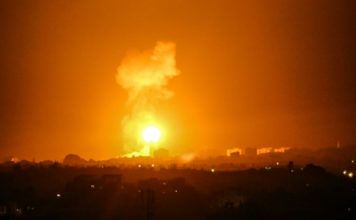 Israel bombardea Gaza en represalia a globos incendiarios