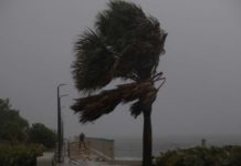 Huracán Isaías azota Bahamas y avanza hacia Florida, en plena crisis del coronavirus