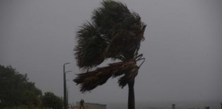 Huracán Isaías azota Bahamas y avanza hacia Florida, en plena crisis del coronavirus