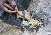 Un grupo de adolescentes encontró las monedas que datan del Califato Abasí de hace mil 100 años