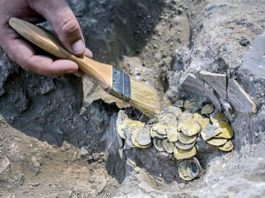 Un grupo de adolescentes encontró las monedas que datan del Califato Abasí de hace mil 100 años