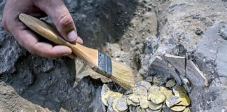 Un grupo de adolescentes encontró las monedas que datan del Califato Abasí de hace mil 100 años
