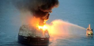 Temor de una nueva marea negra en el Índico por incendio de un petrolero