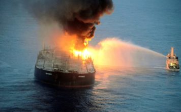 Temor de una nueva marea negra en el Índico por incendio de un petrolero