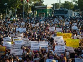 Las mujeres turcas defienden un convenio contra la violencia de género amenazado por el gobierno