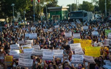 Las mujeres turcas defienden un convenio contra la violencia de género amenazado por el gobierno