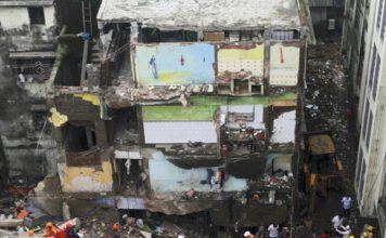 Diez muertos en el derrumbe de un edifico en India
