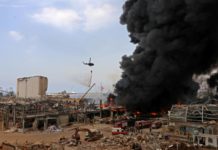 Gran incendio en el puerto de Beirut, semanas después de la devastadora explosión