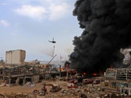 Gran incendio en el puerto de Beirut, semanas después de la devastadora explosión