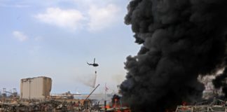 Gran incendio en el puerto de Beirut, semanas después de la devastadora explosión