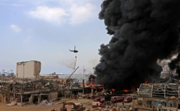 Gran incendio en el puerto de Beirut, semanas después de la devastadora explosión