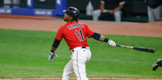 Ramírez guía a los Indios a los playoffs con jonrón decisivo