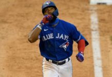 Teoscar Hernández aterriza en Seattle desde los Blue Jays