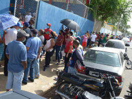 Decenas de dominicanos acuden a afiliarse al SENASA