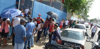 Decenas de dominicanos acuden a afiliarse al SENASA