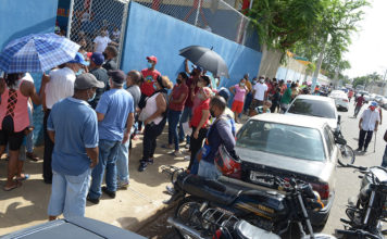 Decenas de dominicanos acuden a afiliarse al SENASA