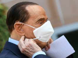 Berlusconi, ingresado por covid-19, sale del hospital