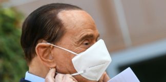 Berlusconi, ingresado por covid-19, sale del hospital